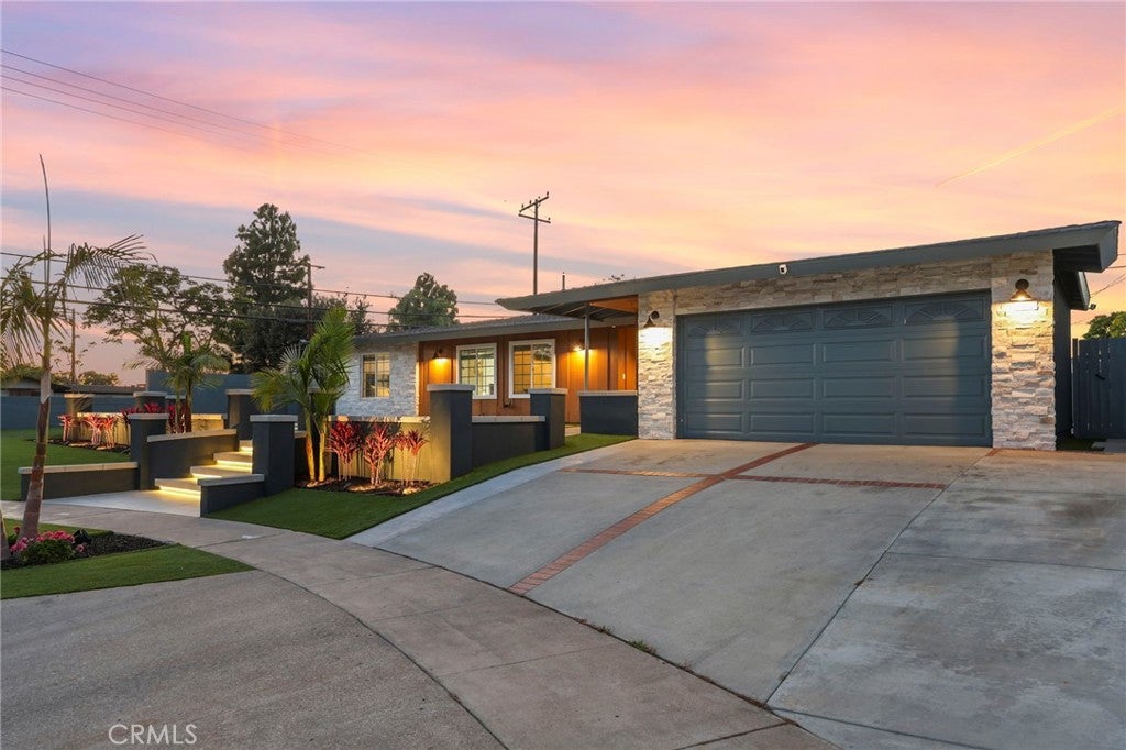 2807 E Alden