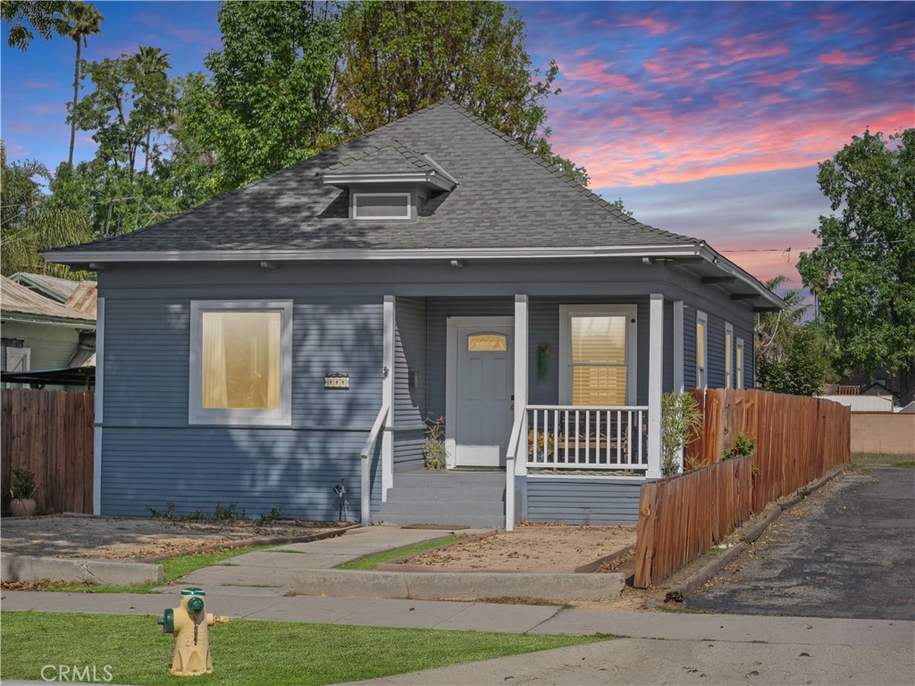Welcome to Raincross Charm, a 2 Bedroom, 2 bath home, located in the heart of residential downtown. With plenty of storage, the home uniquely has RV parking, a large one-car garage, and two 4'x8' storage sheds available to store your belongings. The home includes a master suite with ensuite bathroom. The home includes an indoor washer/dryer, HVAC, a dishwasher, and a refrigerator, blinds and blackout curtains. Completely new on the inside, the house was completely remodeled to provide new amenities on the inside of this 125 year old house.
Walking distance, just blocks away:
-Grocery store and restaurants are 2 blocks away.
-City Hall, courthouses and the Mount Rubidoux hiking trail entrance are 4 blocks away.
-The Mission Inn, The Cheech, the Food Lab, the Fox Theater, the Main Street Pedestrian Mall, and Riverside Community Hospitalty Hospital are a short walk- about 6 blocks away.
_CBU, UCR, and RCC are an easy drive.
-ONT International airport is just 23 minutes away.
Built in1900, the home offers the perfect blend of charm with modern comforts, and is ready (in September 2025) to rent for a one year lease. With the vibrant heart of Downtown Riverside just a short walk away, you'll relish the convenience of urban living while savoring the serenity of this historical neighborhood. Rent is $3200/month with a $1500 move in deposit (additional for pet deposit). If you would like an application, please let me know. Thank you for your interest.