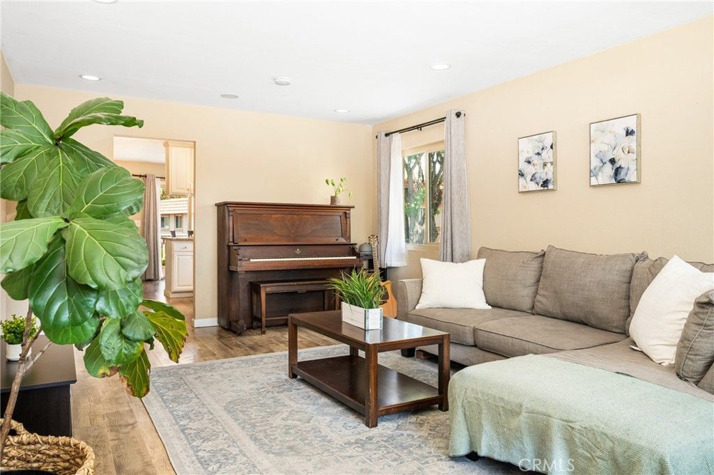 listing image 130729262847003612844