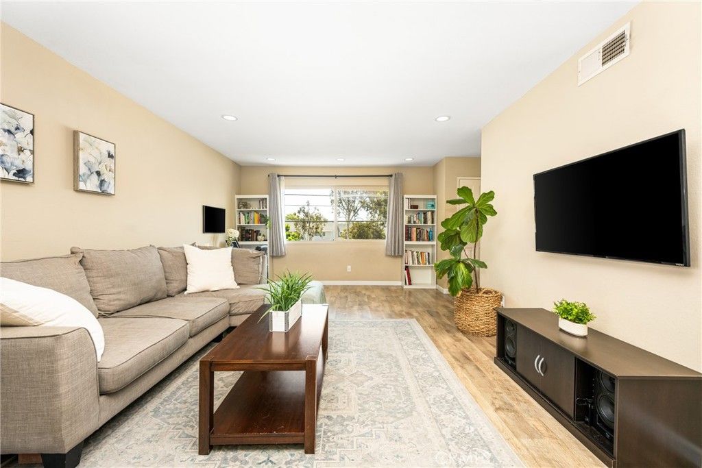 listing image 130726611039109223657