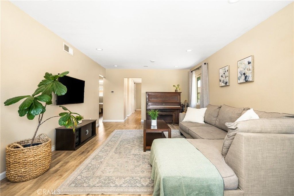 listing image 130724102365361689375