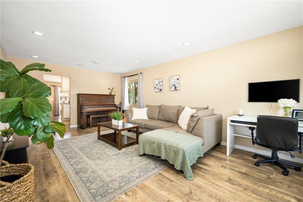 listing image 130722474701206331603