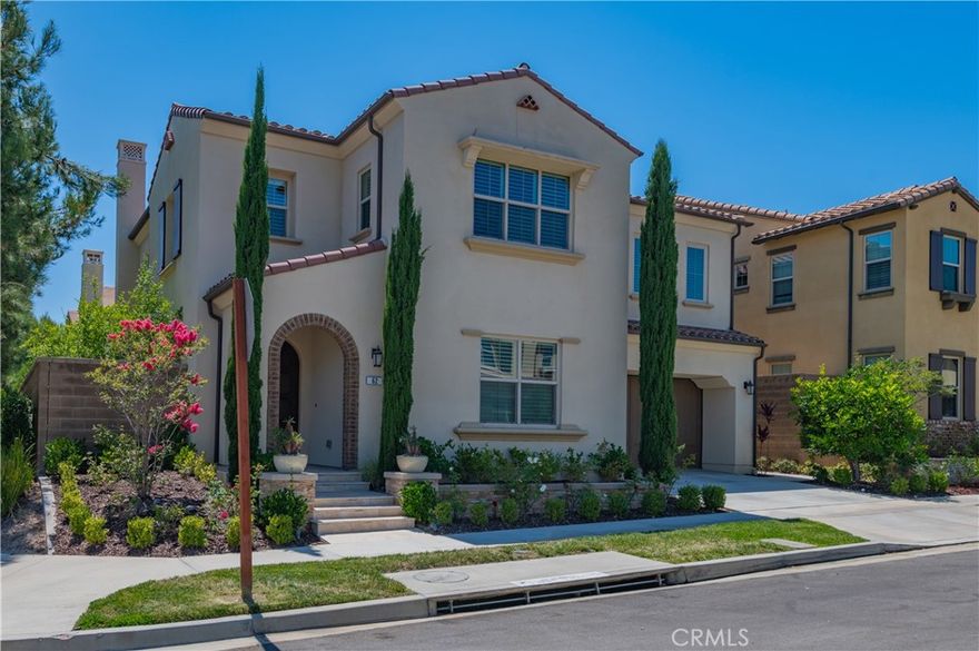 Luxurious end-unit 4 bed+Office+Loft and 4.5 bath house in the most popular Stonegate Village, like Brand New Model Home. First floor has one bedroom with full bath, and an office.  Large den on the second floor can be the second office. Quiet neighborhood and nearby the Jeffrey Trail Open Space. Close to award-winning National Blue Ribbon Stonegate elementary school. Enjoy incredible association amenities including 7 parks, 4 pools and spas, BBQ grills, picnic tables, playgrounds, basketball courts, and tennis courts.