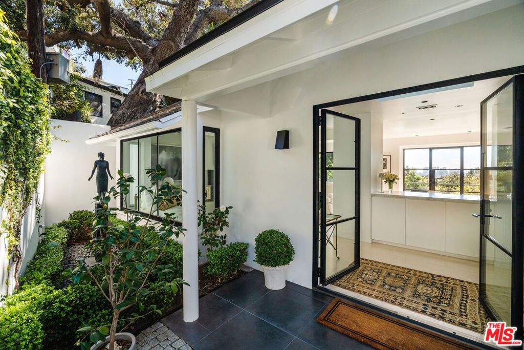Photo of 1558 Sunset Plaza Drive, Los Angeles, CA 90069 (MLS # 25598811)