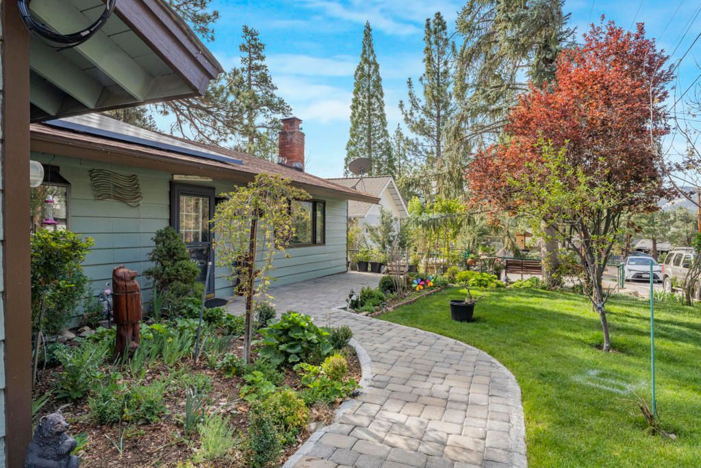 Photo of 1018 Feather Mountain Drive, Big Bear, CA 92314 (MLS # 219146547PS)