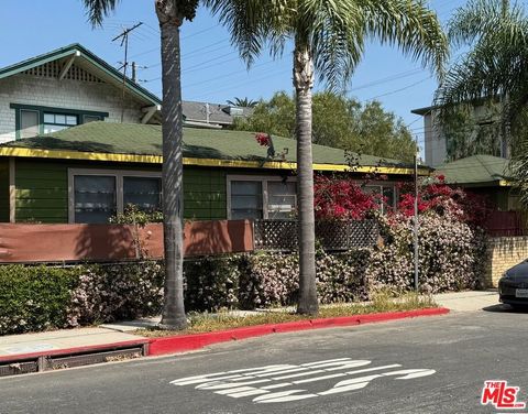 Photo of 802 Superba Avenue, Venice, CA 90291 (MLS # 26670139)