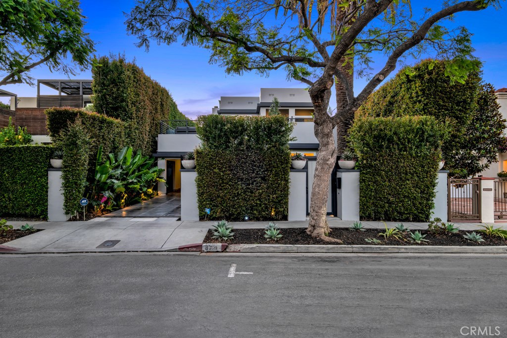 8719 Rosewood