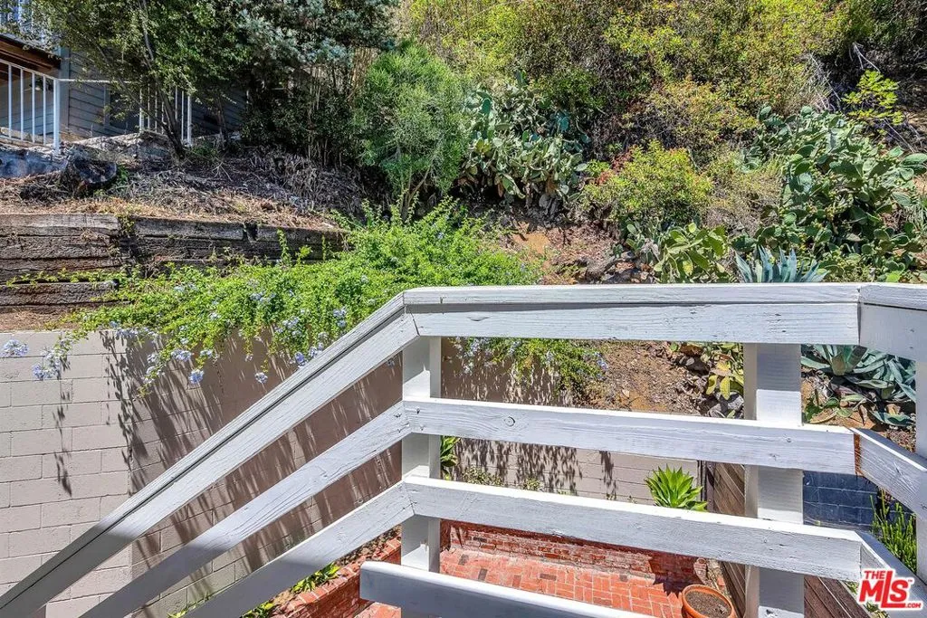 Los Angeles, California 90046, United States, 2 Bedrooms Bedrooms, ,2 BathroomsBathrooms,Residential,Active,191970