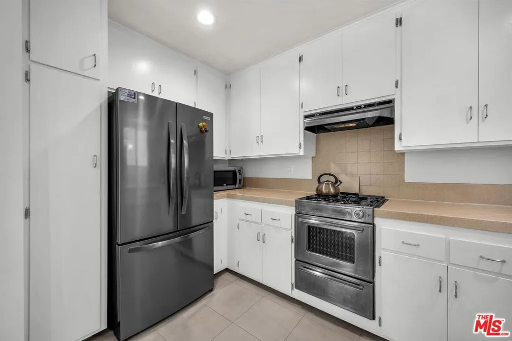 Los Angeles, California 90046, United States, 2 Bedrooms Bedrooms, ,2 BathroomsBathrooms,Residential,Active,191970