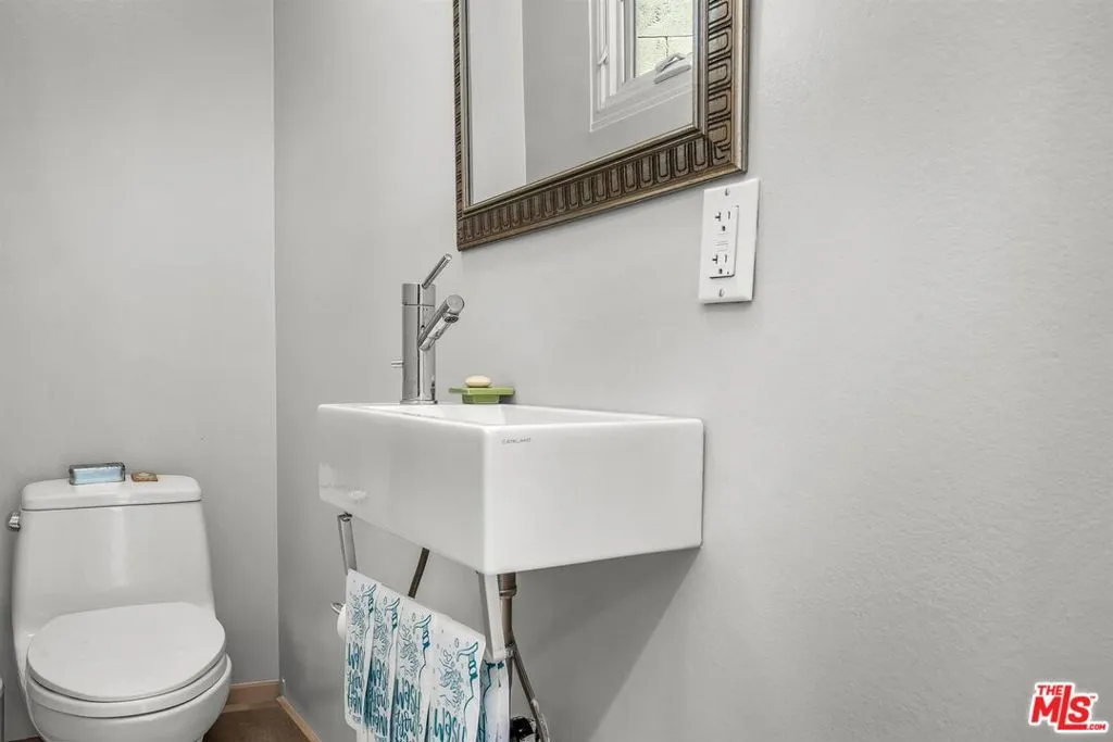 Los Angeles, California 90046, United States, 2 Bedrooms Bedrooms, ,2 BathroomsBathrooms,Residential,Active,191970