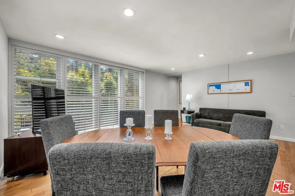 Los Angeles, California 90046, United States, 2 Bedrooms Bedrooms, ,2 BathroomsBathrooms,Residential,Active,191970