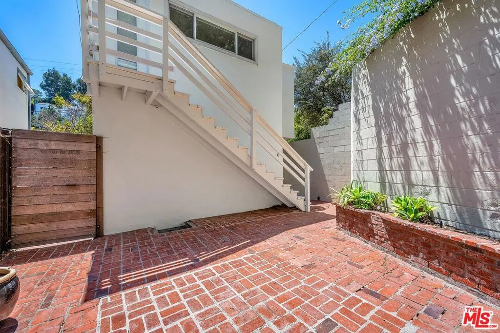 Los Angeles, California 90046, United States, 2 Bedrooms Bedrooms, ,2 BathroomsBathrooms,Residential,Active,191970