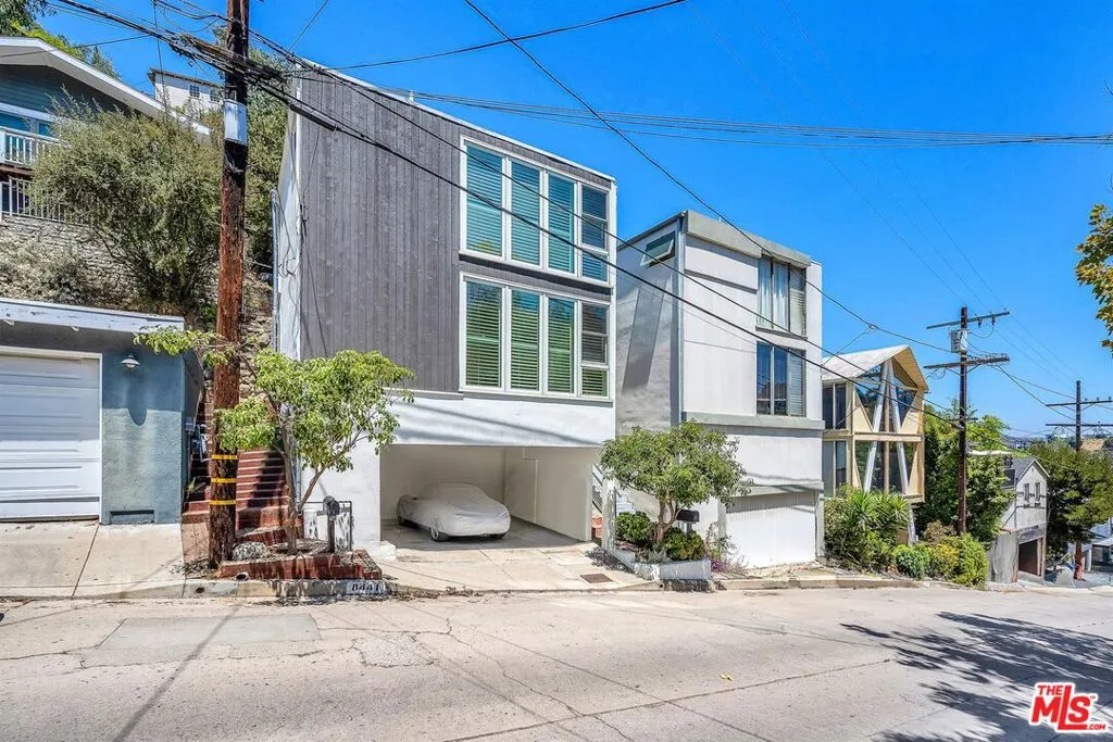 Los Angeles, California 90046, United States, 2 Bedrooms Bedrooms, ,2 BathroomsBathrooms,Residential,Active,191970