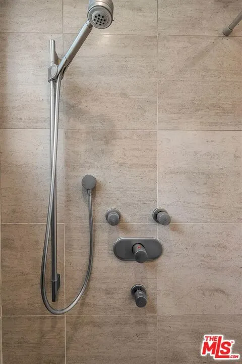 Los Angeles, California 90046, United States, 2 Bedrooms Bedrooms, ,2 BathroomsBathrooms,Residential,Active,191970