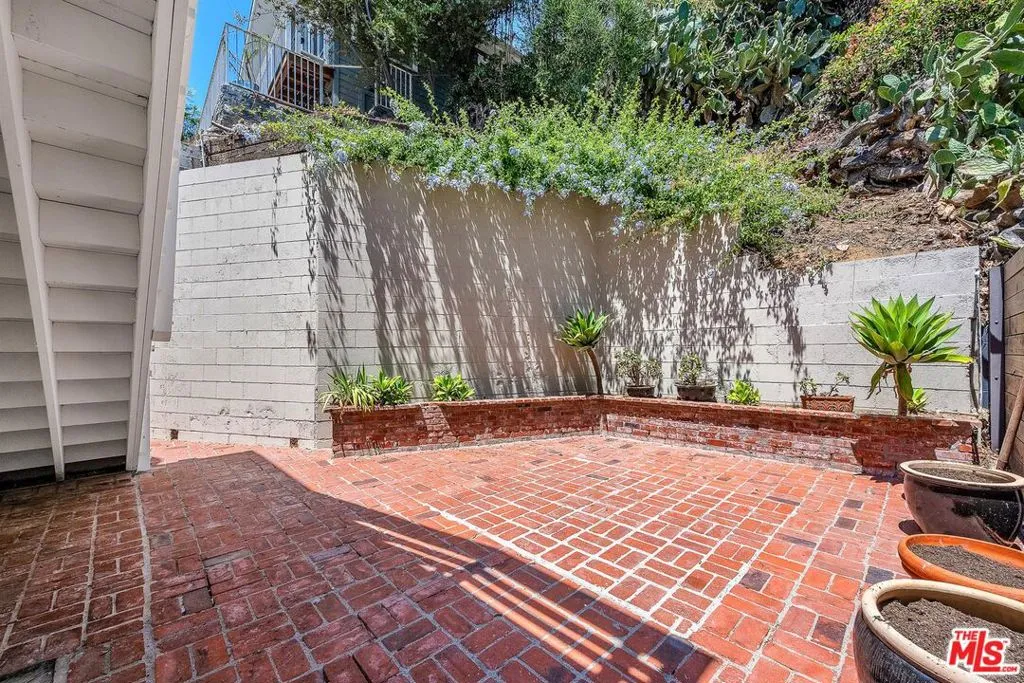 Los Angeles, California 90046, United States, 2 Bedrooms Bedrooms, ,2 BathroomsBathrooms,Residential,Active,191970