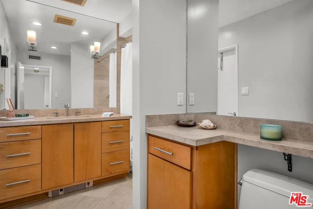 Los Angeles, California 90046, United States, 2 Bedrooms Bedrooms, ,2 BathroomsBathrooms,Residential,Active,191970