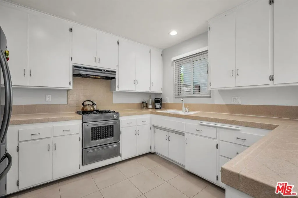 Los Angeles, California 90046, United States, 2 Bedrooms Bedrooms, ,2 BathroomsBathrooms,Residential,Active,191970