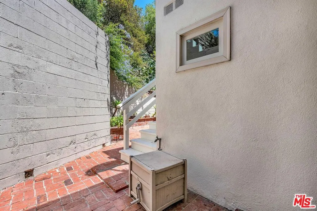 Los Angeles, California 90046, United States, 2 Bedrooms Bedrooms, ,2 BathroomsBathrooms,Residential,Active,191970