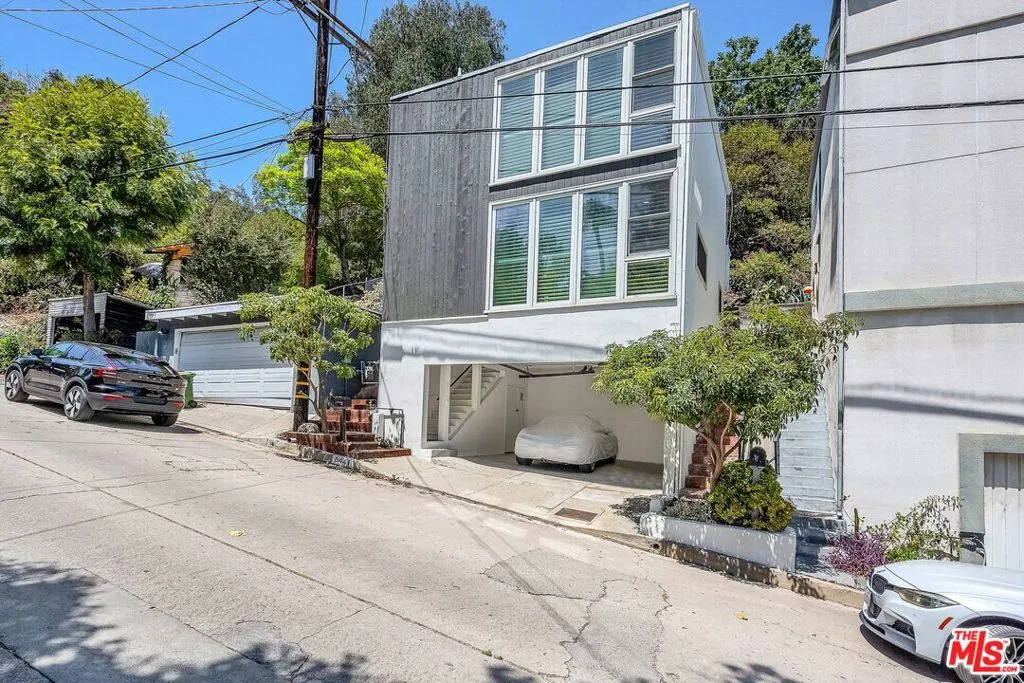 Los Angeles, California 90046, United States, 2 Bedrooms Bedrooms, ,2 BathroomsBathrooms,Residential,Active,191970