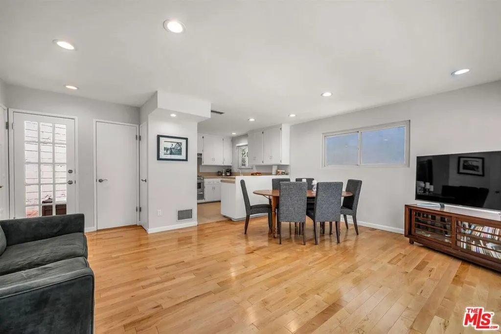 Los Angeles, California 90046, United States, 2 Bedrooms Bedrooms, ,2 BathroomsBathrooms,Residential,Active,191970