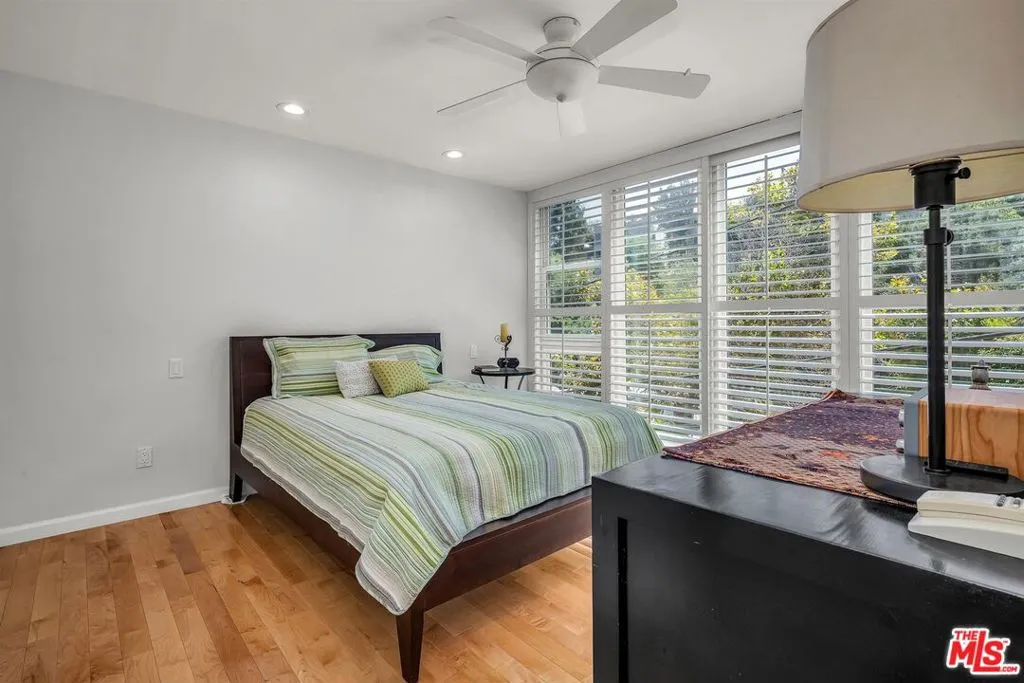 Los Angeles, California 90046, United States, 2 Bedrooms Bedrooms, ,2 BathroomsBathrooms,Residential,Active,191970