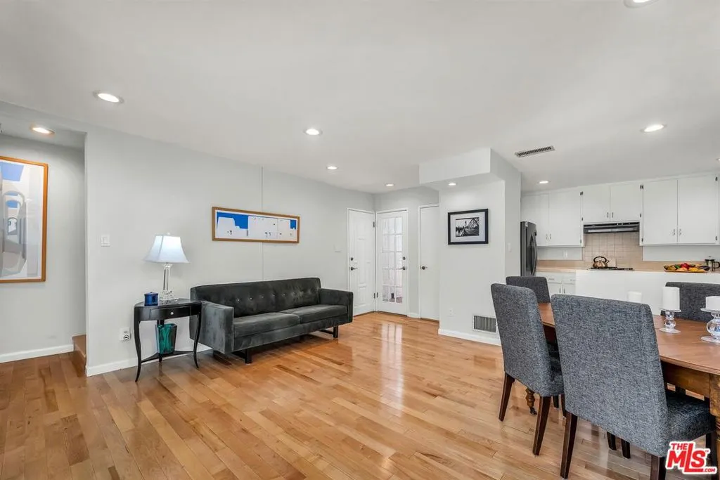 Los Angeles, California 90046, United States, 2 Bedrooms Bedrooms, ,2 BathroomsBathrooms,Residential,Active,191970