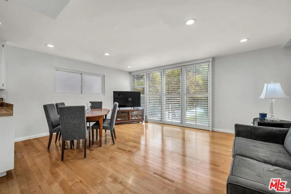 Los Angeles, California 90046, United States, 2 Bedrooms Bedrooms, ,2 BathroomsBathrooms,Residential,Active,191970