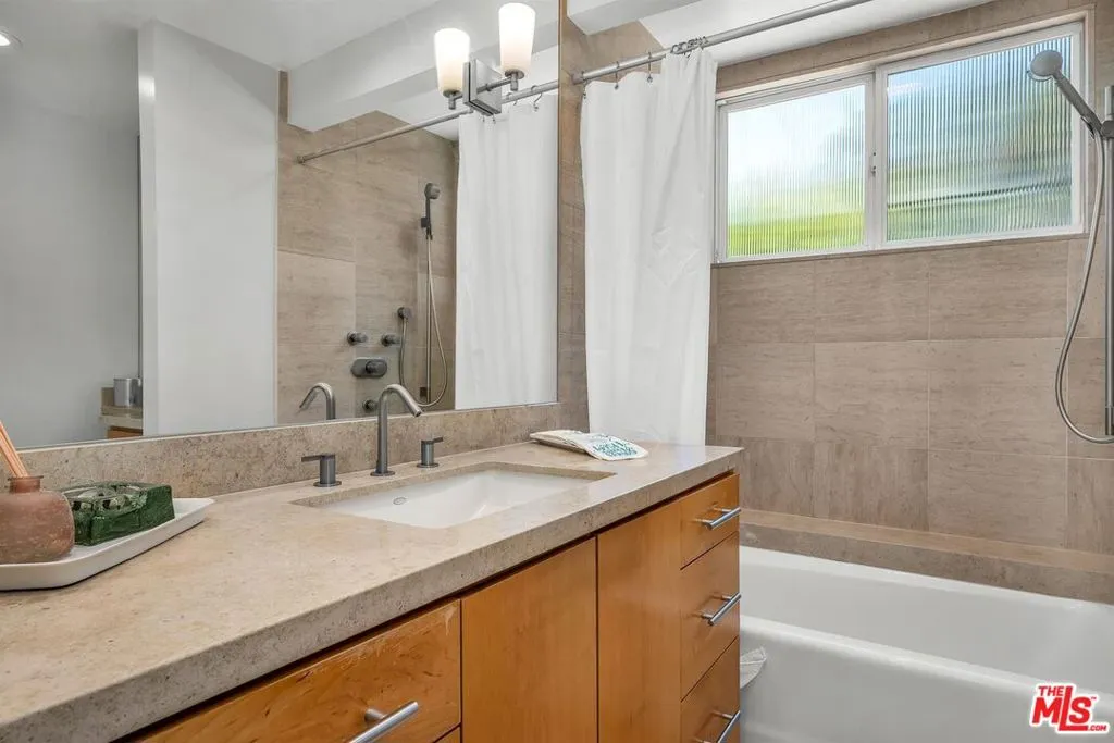 Los Angeles, California 90046, United States, 2 Bedrooms Bedrooms, ,2 BathroomsBathrooms,Residential,Active,191970