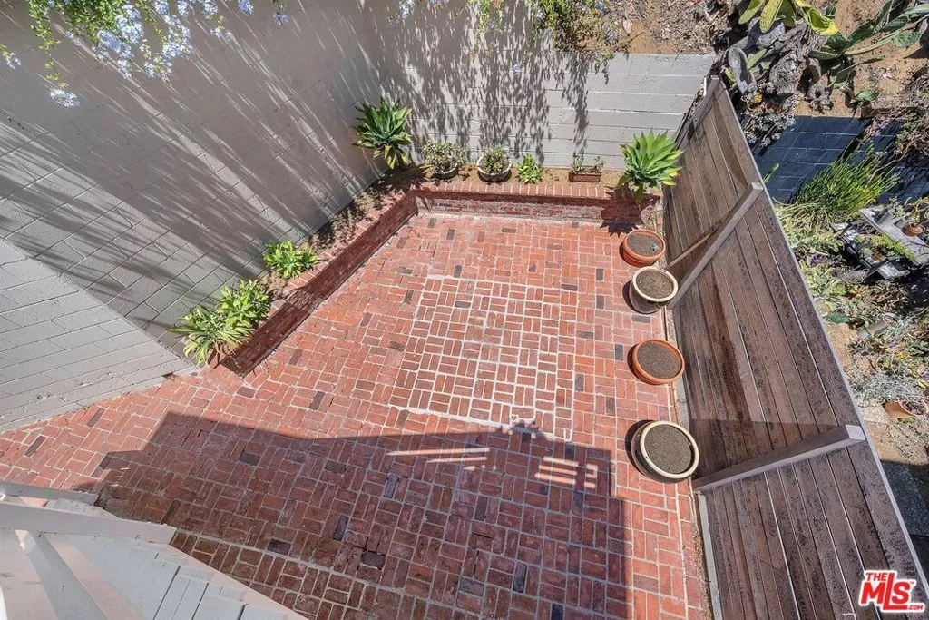 Los Angeles, California 90046, United States, 2 Bedrooms Bedrooms, ,2 BathroomsBathrooms,Residential,Active,191970