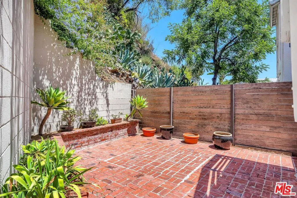 Los Angeles, California 90046, United States, 2 Bedrooms Bedrooms, ,2 BathroomsBathrooms,Residential,Active,191970