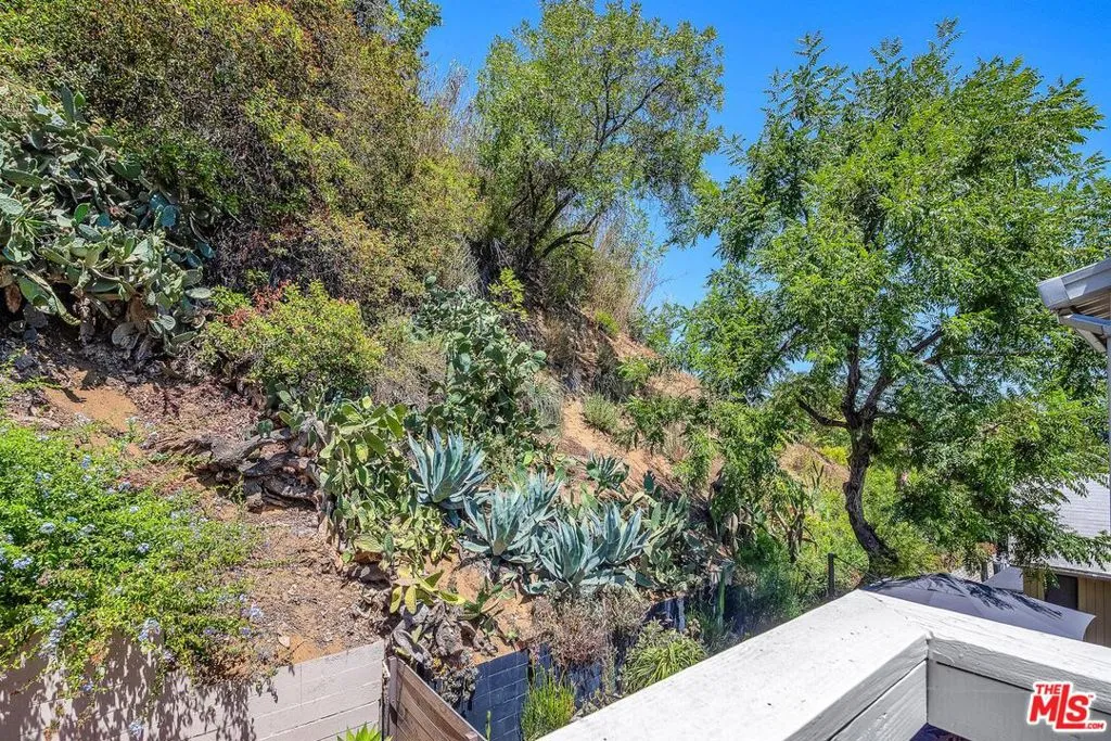 Los Angeles, California 90046, United States, 2 Bedrooms Bedrooms, ,2 BathroomsBathrooms,Residential,Active,191970