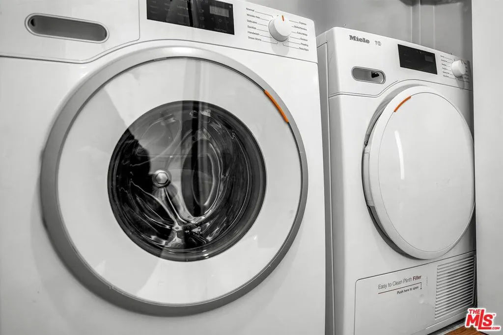 Los Angeles, California 90046, United States, 2 Bedrooms Bedrooms, ,2 BathroomsBathrooms,Residential,Active,191970