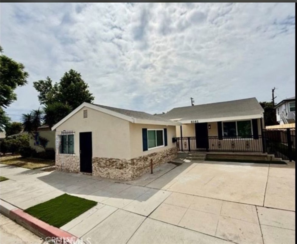 2 units commercial and residential mixed-used property, ground up restoration, fully remodeled including of new plumbing, new electric re-wire , new HAVC, new gate, new fence, new insulation on whole property, and new roofs on the back unit and garage and new appliances. Move in ready for you.
Please don't miss this multi-unit property.