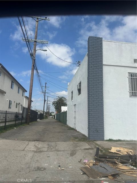 Photo of 10975 S Main St, Los Angeles, CA 90061 (MLS # SR26055516)
