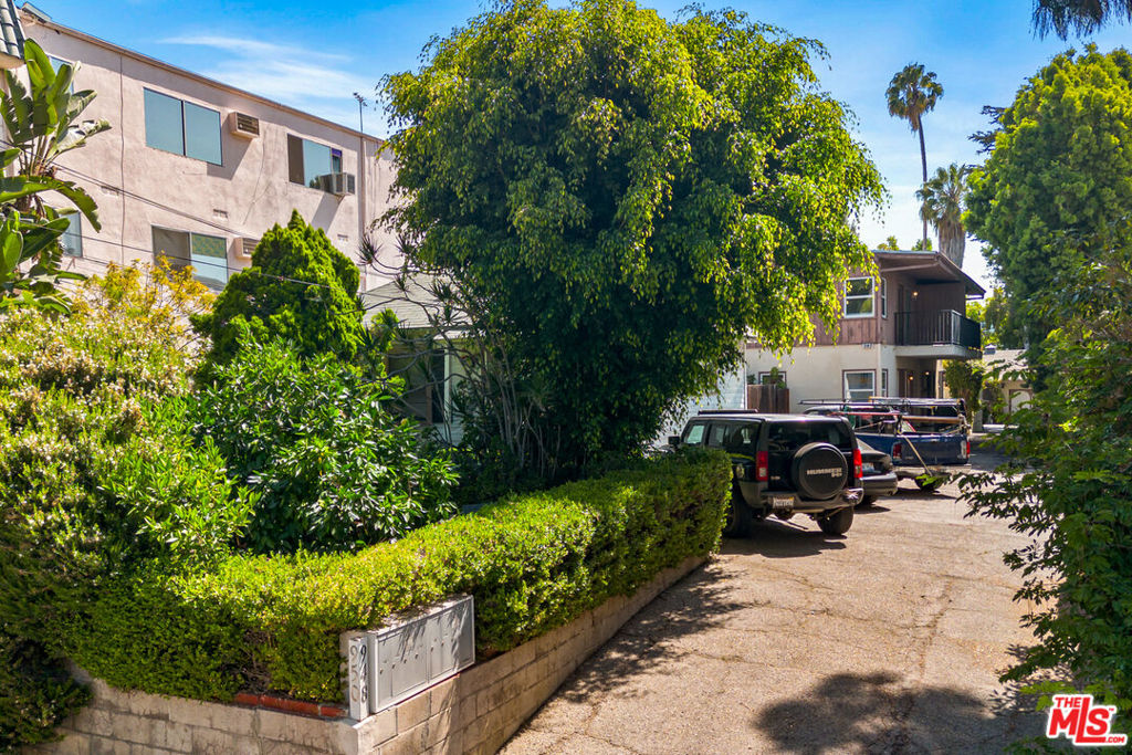 We are pleased to present a very rare opportunity to acquire 948- 950 Palm Avenue, an 8-Unit multifamily building located in the prestigious Norma Triangle neighborhood ofWest Hollywood. Available for the first time since 1985, the property is ideally situated between the Sunset Strip and Santa MonicaBoulevard, within a close distance to some of Los Angeles' most iconic dining, nightlife, and shopping destinations.This property boasts a prime West Hollywood location with exceptionally high tenant demand and easy access to other coveted employer hubs including Beverly Hills, Century City, Hollywood, and the Miracle Mile.