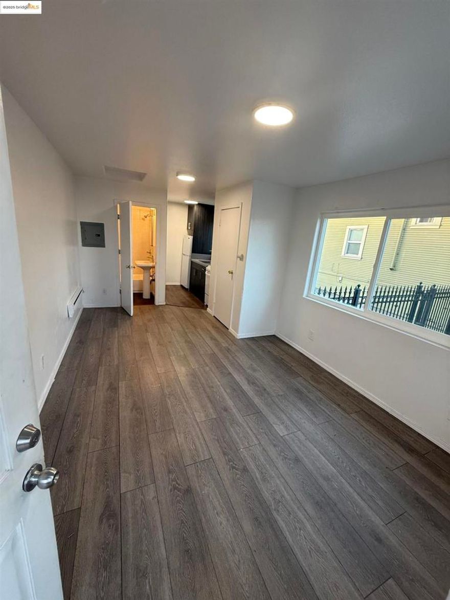 Well maintained studio apartment.  Location is close to 880, 580, Lincoln Square and Montclair.  This is a great apartment for a student or single person looking for their own space.  The studio has newer appliances, new windows and the property shows pride of ownership.