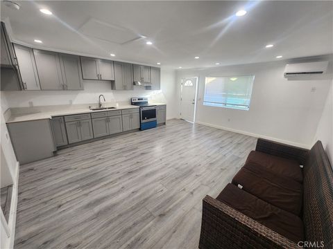 Photo of 5109 Mammoth, Sherman Oaks, CA 91423 (MLS # SR25250641) Photo of 5109 Mammoth, Sherman Oaks, CA 91423 (MLS # SR25250641)