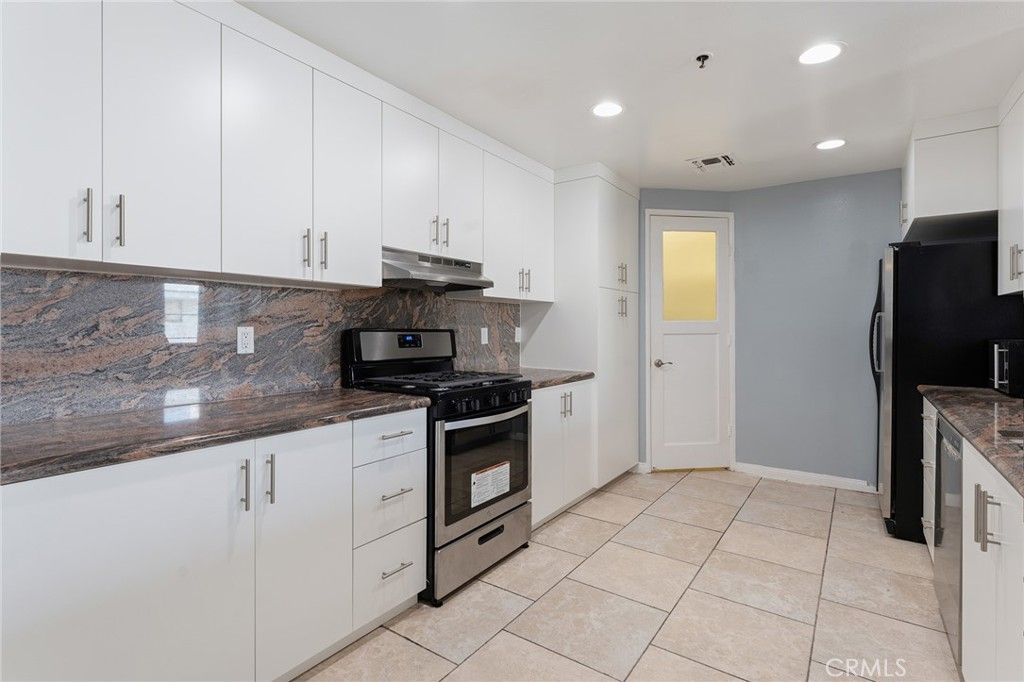 Photo of 5350 White Oak Ave #413, Encino, CA 91316 (MLS # SR26061027)