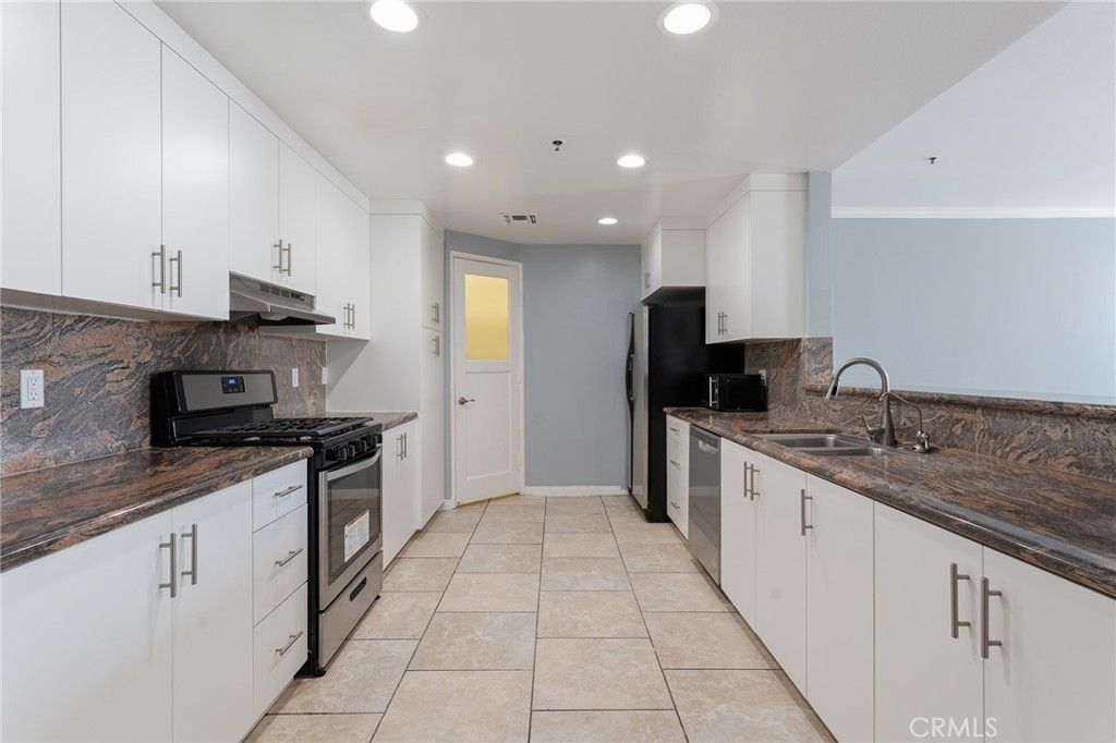 Photo of 5350 White Oak Ave #413, Encino, CA 91316 (MLS # SR26061027)