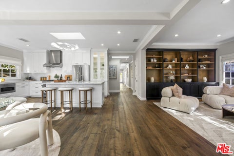 Photo of 606 N Martel Avenue, Los Angeles, CA 90036 (MLS # 26985393)