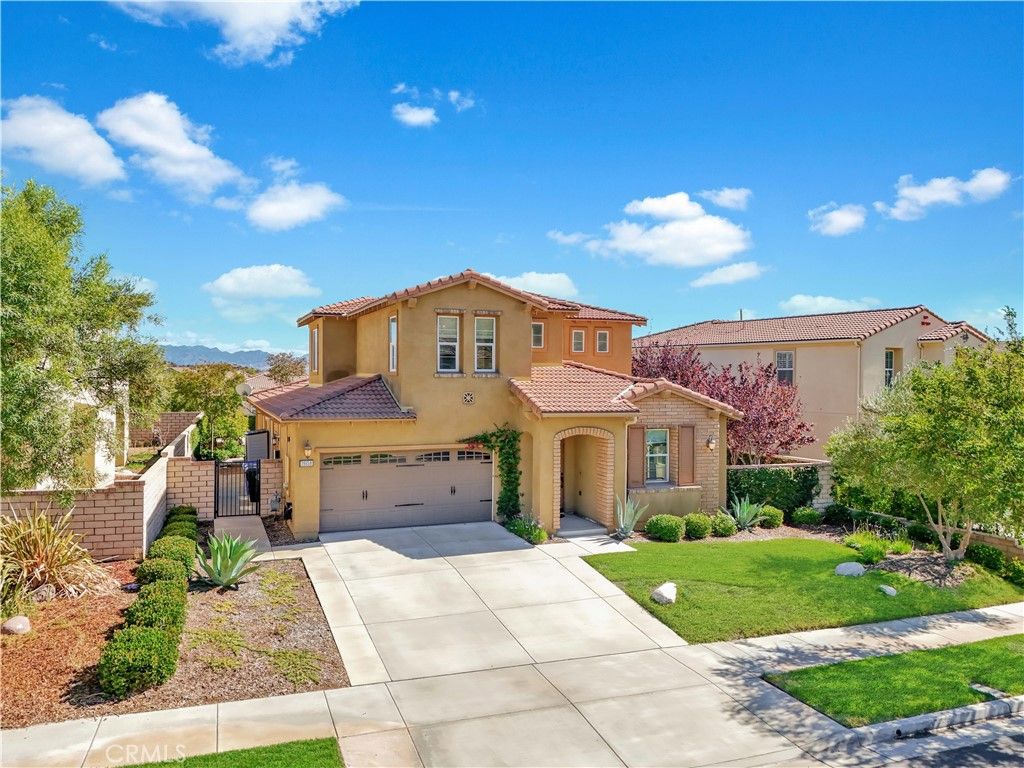 Photo of 28658 Farrier Drive, Valencia, CA 91354 (MLS # SR25240094)