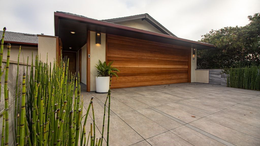 Photo of 16 North Stonington Rd, Laguna Beach, CA 92651 (MLS # NP26013221)