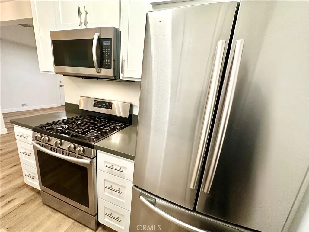 Santa Monica, California 90405, United States, 2 Bedrooms Bedrooms, ,2 BathroomsBathrooms,Residential,Active,243665