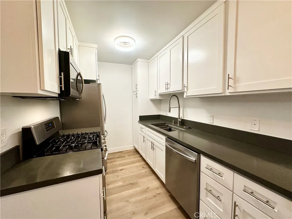 Santa Monica, California 90405, United States, 2 Bedrooms Bedrooms, ,2 BathroomsBathrooms,Residential,Active,243665