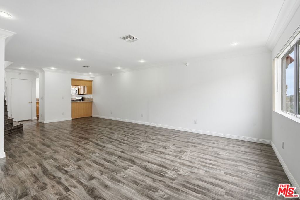 345 W Acacia Avenue 16