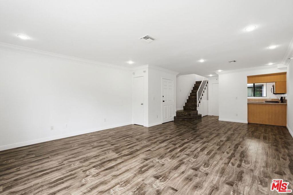 345 W Acacia Avenue 16