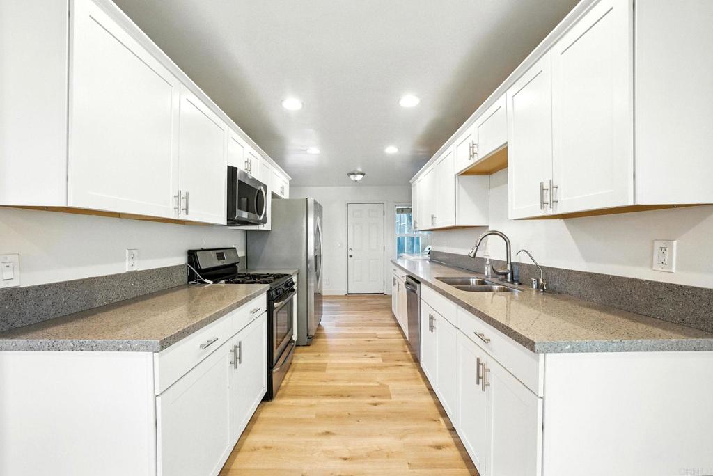 4931 4933 Auburn