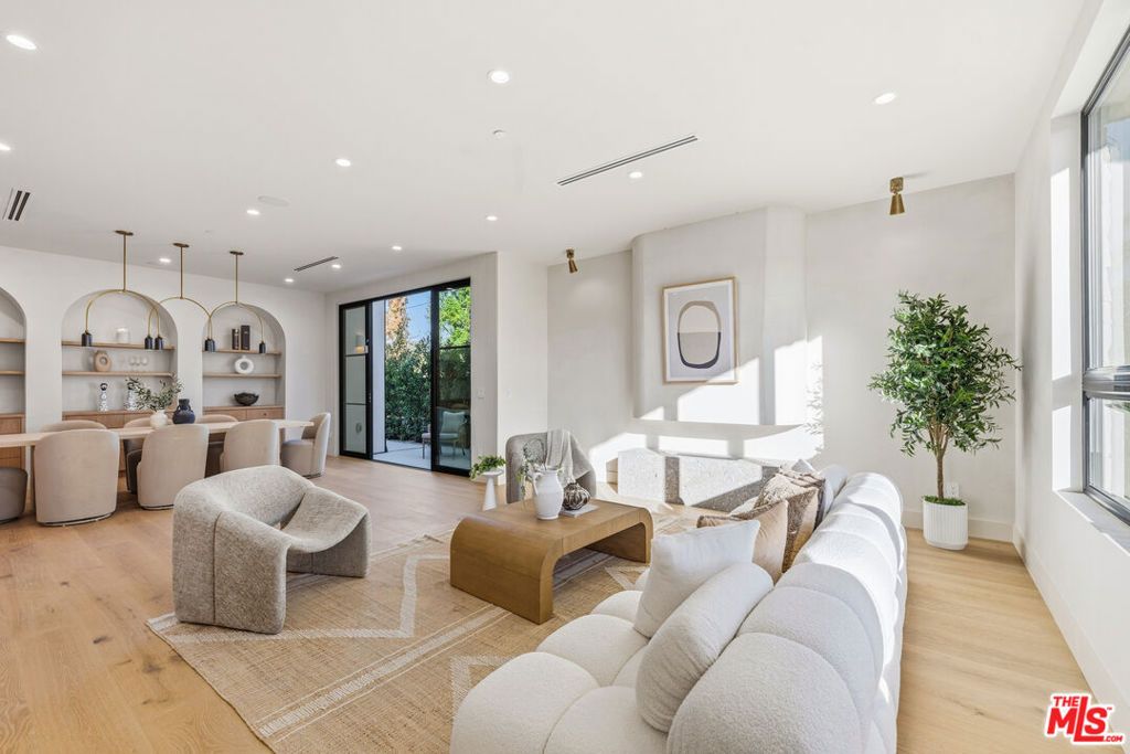 Photo of 16643 Addison Street, Encino, CA 91436 (MLS # 26659717)