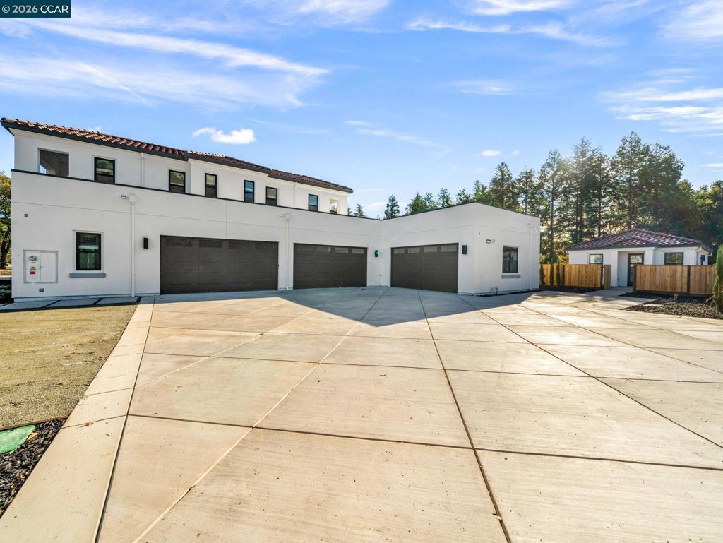 24 Noble Oaks Ln
