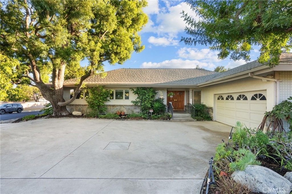 Photo of 19200 Ballinger St, Northridge, CA 91324 (MLS # SR25236957)